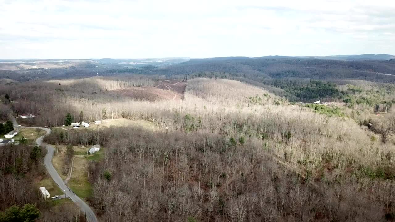 一架无人机在西弗吉尼亚州贝克利的乡村上空飞行视频下载