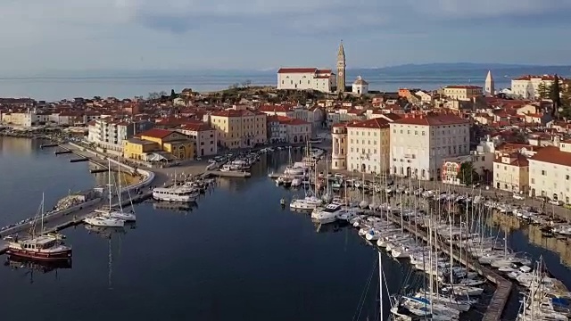 航拍的码头和皮兰老城，与海上的倒影，斯洛文尼亚。视频素材