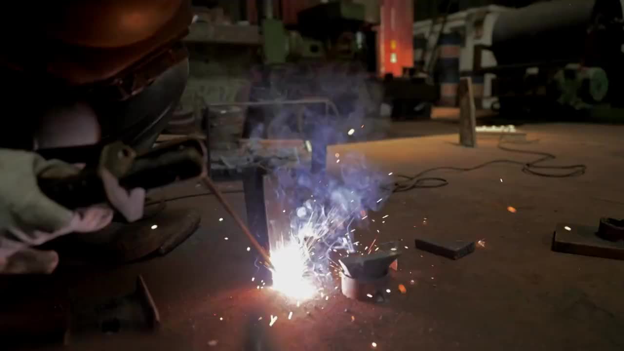 在印度钢铁厂工作的焊工视频下载