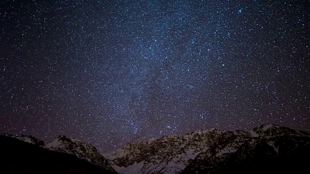 银河系在雪山上移动的时间流逝视频视频下载
