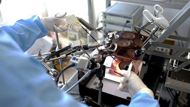 一个医学生正在做锁眼手术视频素材