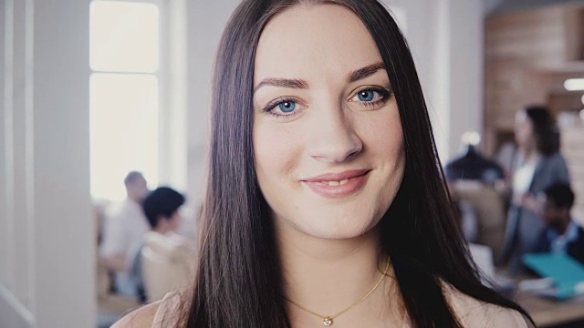 特写美丽的欧洲女性商务女性长直发，蓝色眼睛在时尚的办公室4K视频素材