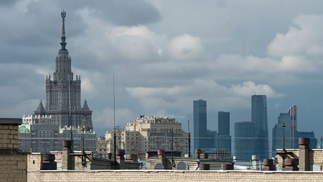 莫斯科上空云的时间流逝。州立大学和现代摩天大楼的城市景观视频下载