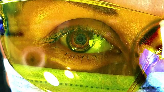 女医生的眼睛特写在一个白色的背景。未来的医学视频下载
