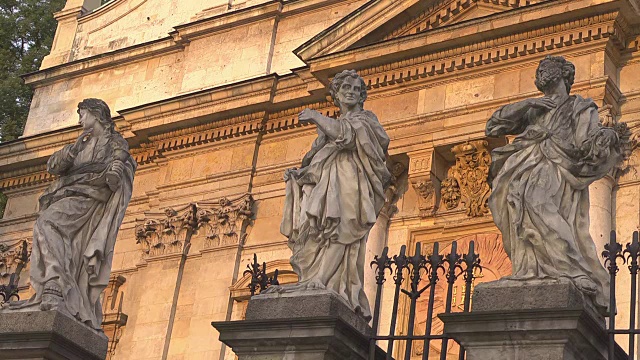 12位圣徒/使徒中的3位圣彼得和保罗教堂前的雕像视频下载