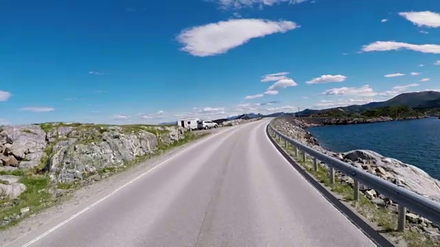 在挪威的一条路上驾驶汽车大西洋路或大西洋路(Atlanterhavsveien)被授予(挪威世纪建设)的称号。视频素材