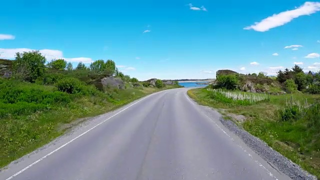 在挪威的一条路上驾驶汽车大西洋路或大西洋路(Atlanterhavsveien)被授予(挪威世纪建设)的称号。视频下载