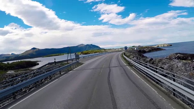 在挪威的一条路上驾驶汽车大西洋路或大西洋路(Atlanterhavsveien)被授予(挪威世纪建设)的称号。视频下载