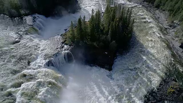 雅姆特兰西部的里斯塔法勒瀑布被列为瑞典最美丽的瀑布之一。视频下载