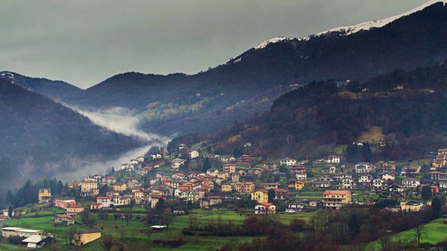 雾蜿蜒下山谷附近的Cerano D'Intelvi，意大利-鸟瞰图视频素材