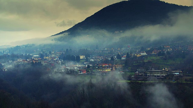 科莫湖附近村庄上空的神秘迷雾-无人机拍摄视频素材