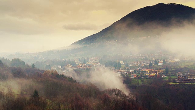 意大利Cerano D'Intelvi的薄雾之上视频素材