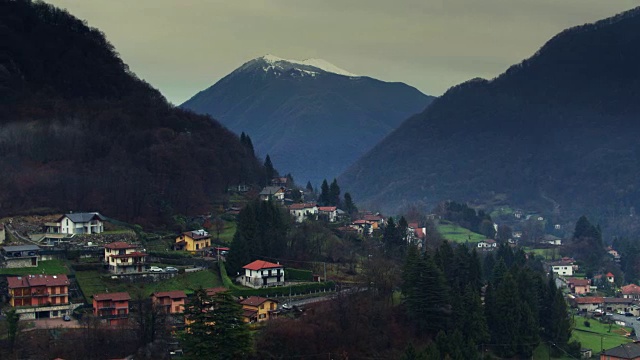 风景如画的村庄在意大利阿尔卑斯山附近的湖科莫-鸟瞰图视频素材