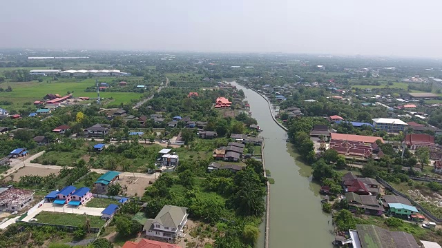 村庄，沿运河鸟瞰泰国民居风格。视频素材