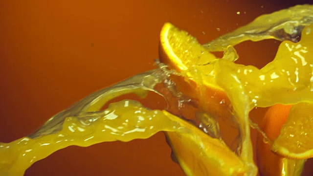 橙子片掉进果汁流里视频素材