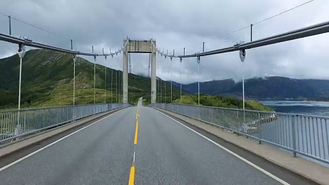 从车辆角度在桥上行驶。视频素材