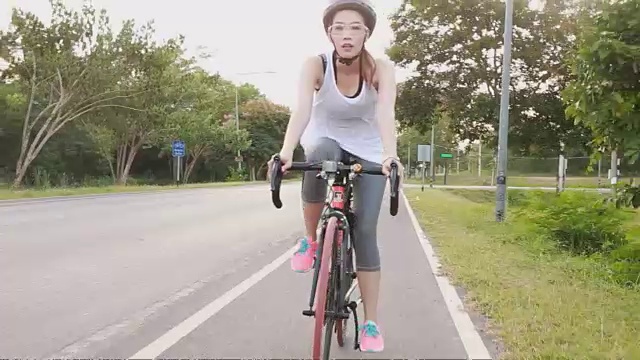 骑自行车的少女视频素材