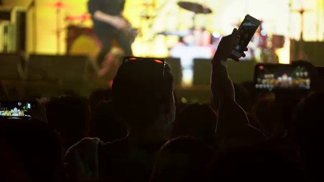 在音乐会上拿着智能手机的女人的手视频素材
