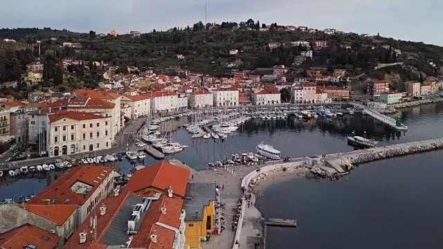 航拍船坞和旧城皮兰，斯洛文尼亚视频素材