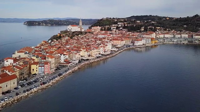 航拍船坞和旧城皮兰，斯洛文尼亚视频下载
