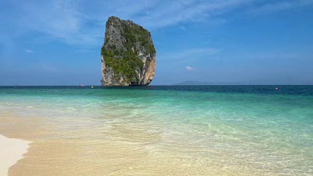 泰国热带岛屿空旷海滩上清澈碧绿的海水。4K超高清视频下载