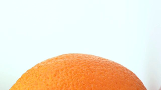 橙色水果在转盘上旋转。孤立在白色背景上。关闭宏。角度变化。视频素材