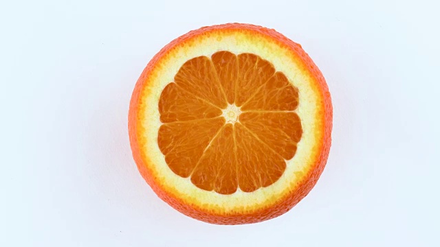 切橙果旋转。孤立在白色背景上。从以上/开销。关闭宏。视频素材