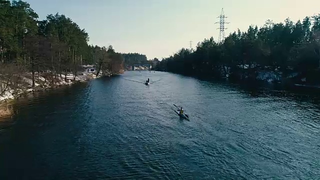 空中镜头。前视图。跟随一组皮划艇在河上在春天缓慢运动视频素材