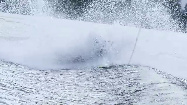 男子骑着尾流板掉进水里。运动员在尾流板上跳跃视频素材