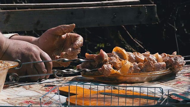 乡村户外餐桌上的腌肉串视频素材