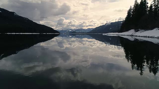 玻璃高山湖水云镜低无人机角度视频素材