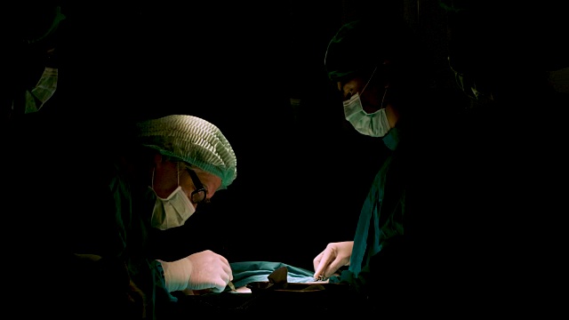 在手术室里给病人做手术的外科医生。视频下载