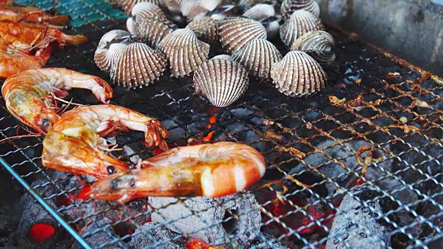 4k:新鲜海鲜配烤虾和贝类。视频下载