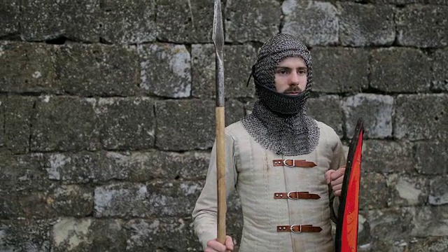 中世纪盔甲和长矛的战士视频素材
