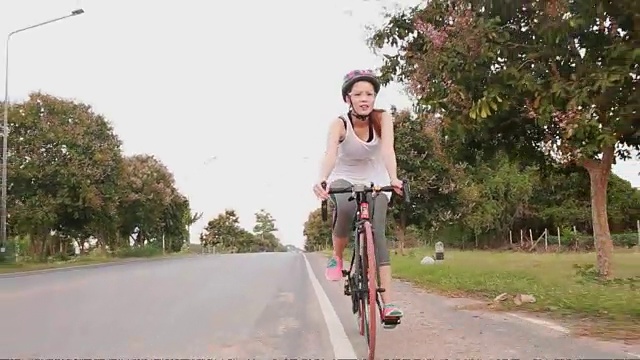 骑自行车的少女视频素材