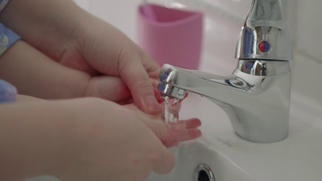 女婴洗手视频素材