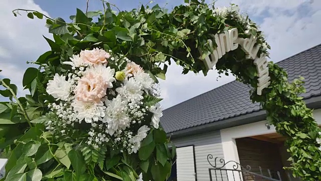 婚礼花拱装饰。婚礼拱门上装饰着鲜花视频下载