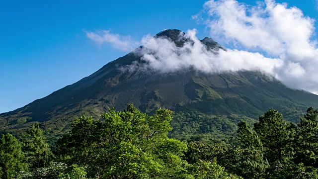 在哥斯达黎加的阿雷纳火山上翻滚的云视频下载