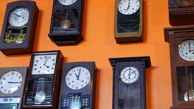 2017年12月23日，泰国芭堤雅:墙上挂着许多不同的时钟。古老的古老的钟。视频素材