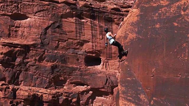 运动攀岩妇女在摩押视频下载