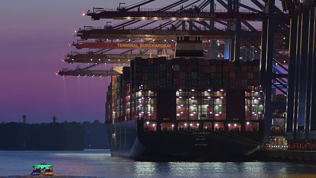 汉堡港的一艘集装箱船视频素材