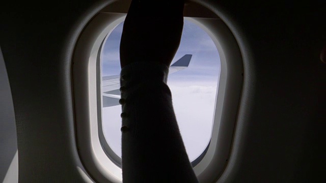 近距离观察:从商用飞机巡航高度的窗口观察视频素材