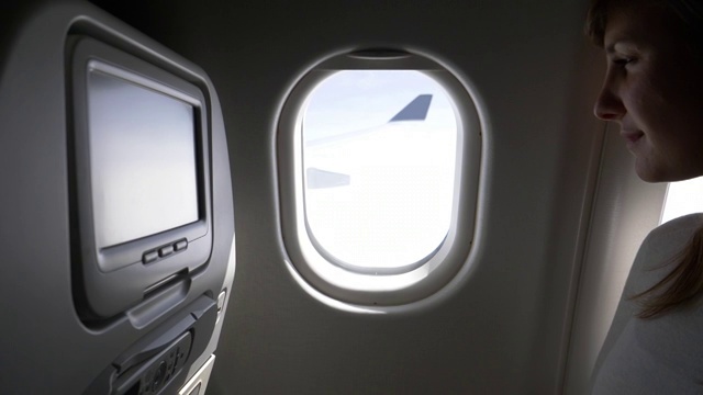 POV，近距离观察:透过飞机窗户看视频素材