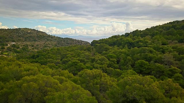 飞越希腊埃伊纳岛的松树林，壮观的天空。视频下载