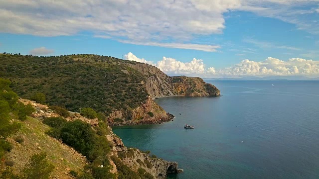 空中全景的山和海在埃伊纳岛，希腊在阳光明媚的一天与戏剧性的天空。视频下载