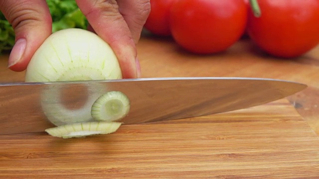 用刀在板上切白洋葱视频素材