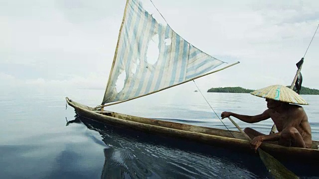 一名男子在印度尼西亚的海湾里划着木船视频下载