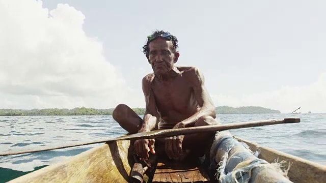 一名印尼男子在划船，特写视频下载