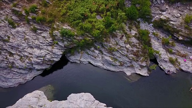从科西嘉河的顶部旋转的景色和人们游泳视频下载