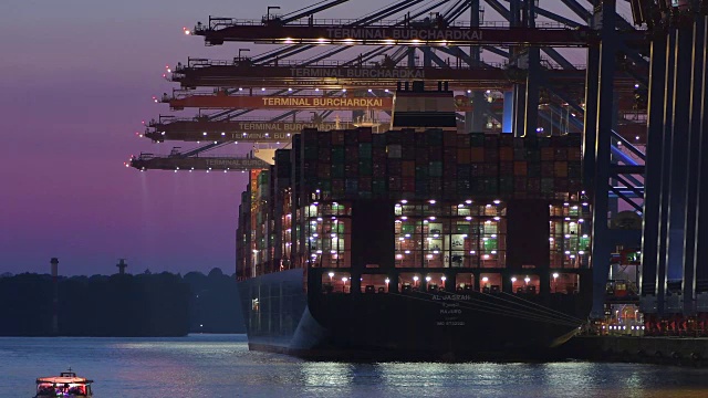 大型集装箱船在晚上的港口，汉堡视频素材